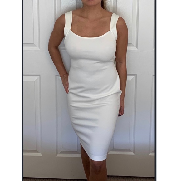 Windsor backless bodycon dress - Picture 3 of 5